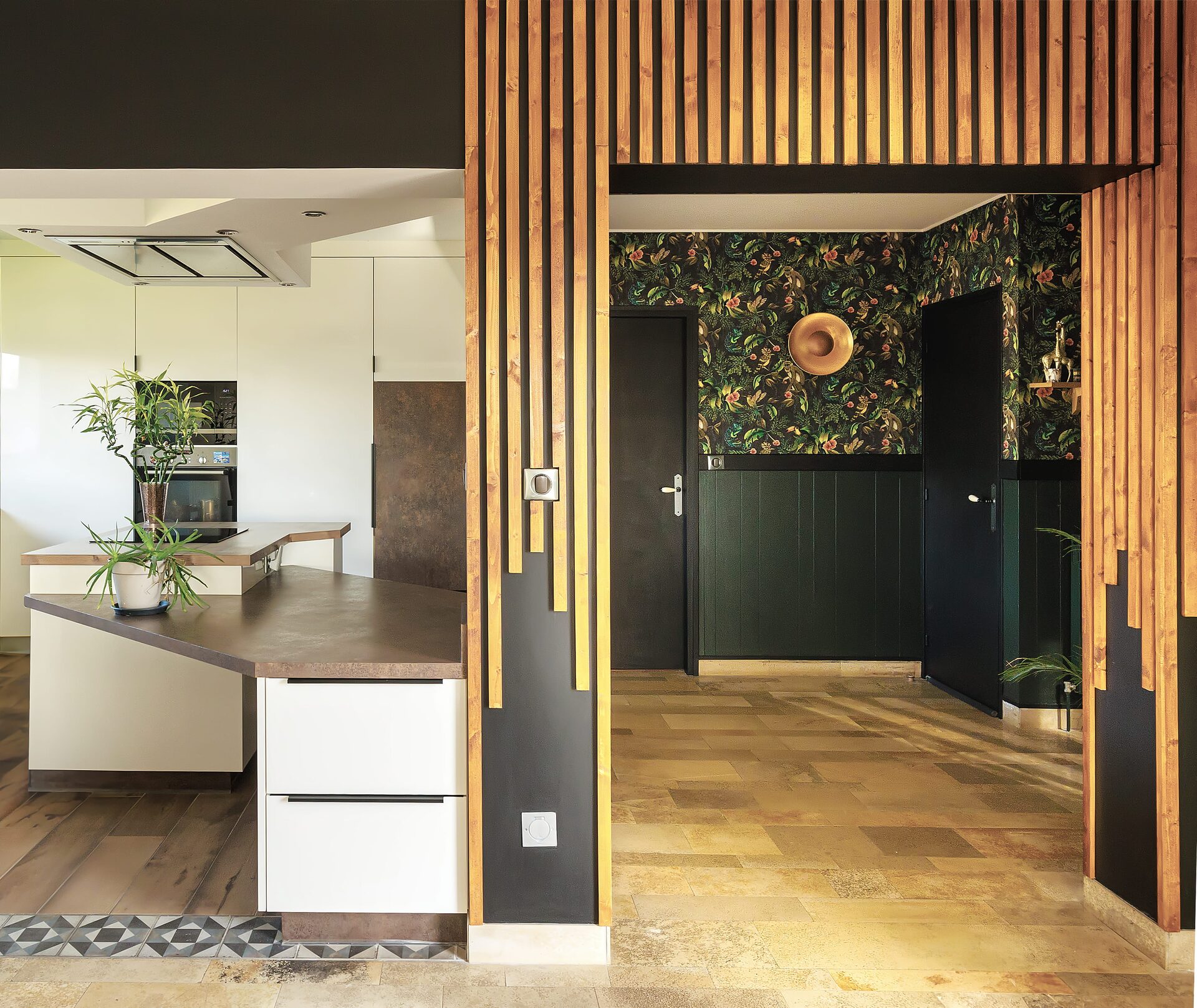 Aménagement cuisine claustra bois — DT Design