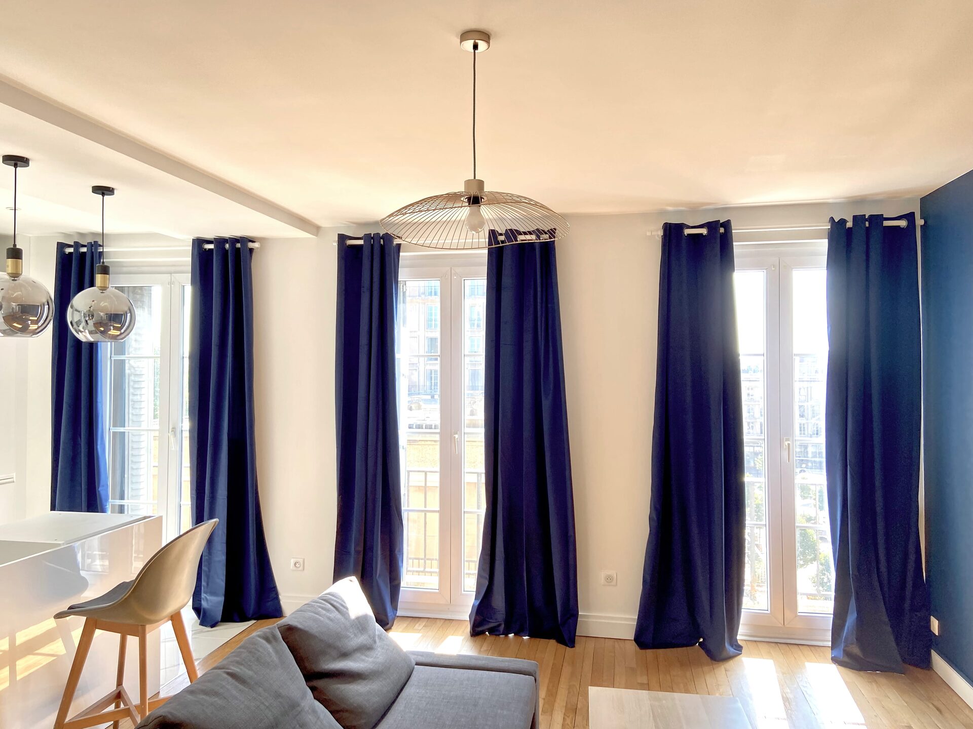 Salon rideaux bleu marine appartement Perret — DT Design